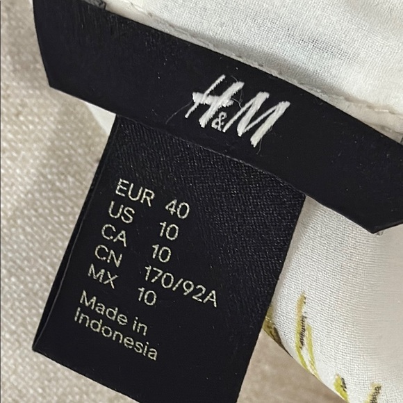 H & M Floral Sleeveless Women's Button Up Top, size 10 - Picture 2 of 5